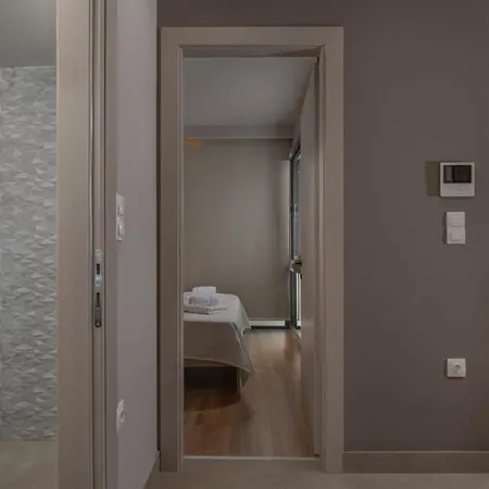 Appartement Antigonidon Square 5 *